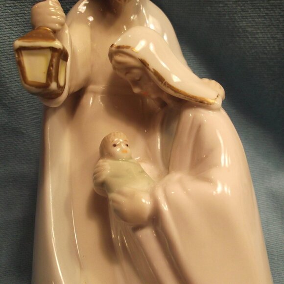 Porcelain Lamp Cover With Baby Jesus, Mary & Joseph - Picture 3 of 8